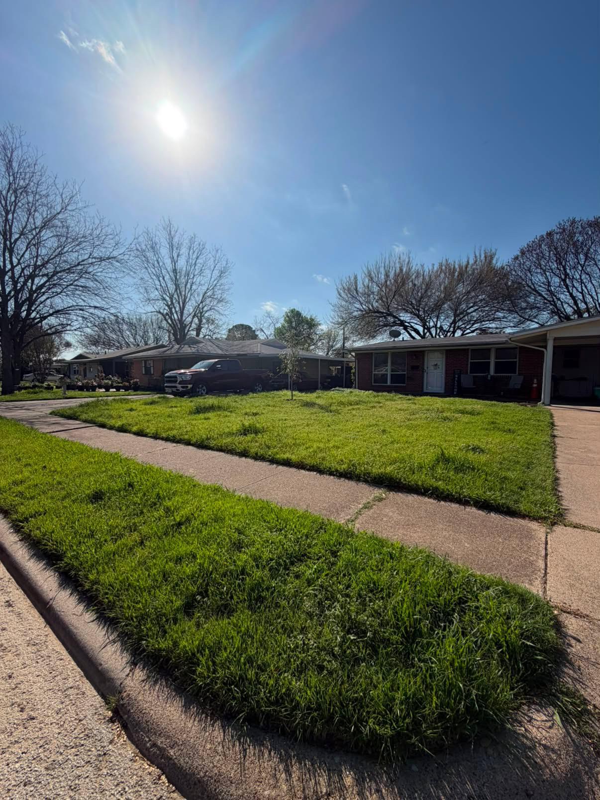 Ranch home front lawn mowing & precision edging — before